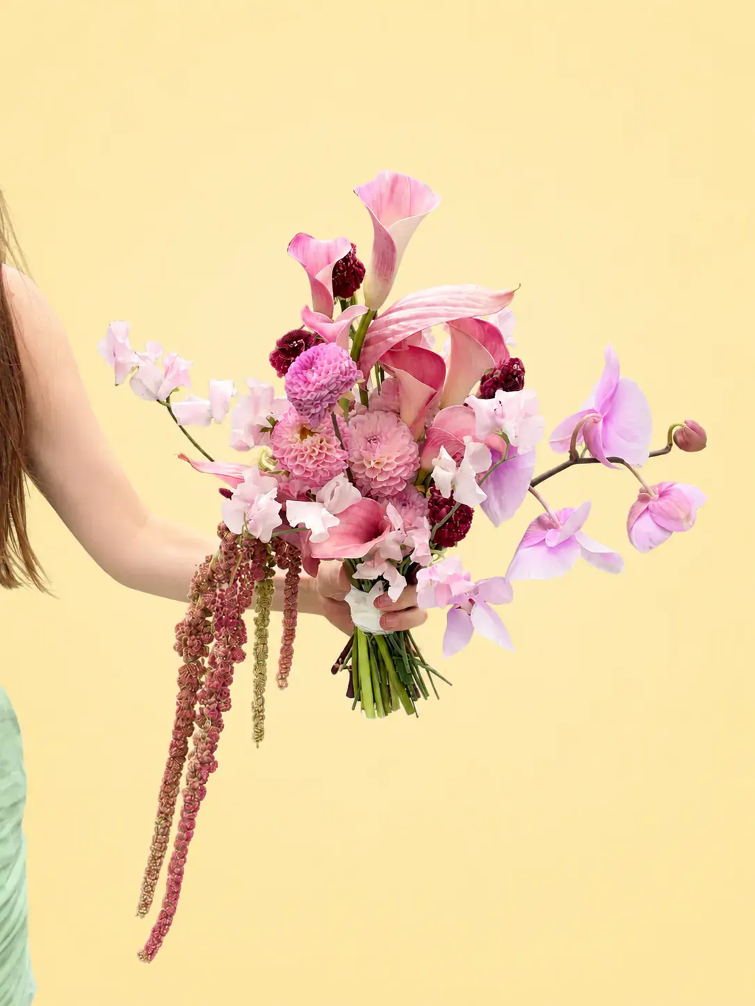 Vzdušná růžová kytice s orchidejemi na žlutém pozadí