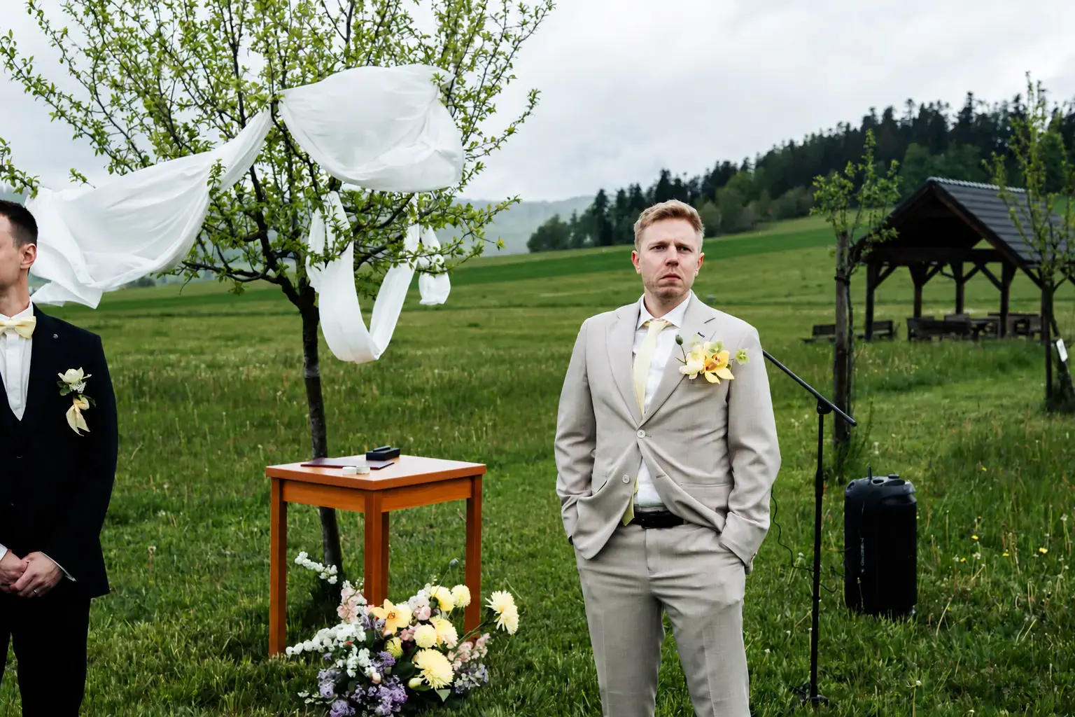 Ženich u svatebního obřadního místa pod širým nebem