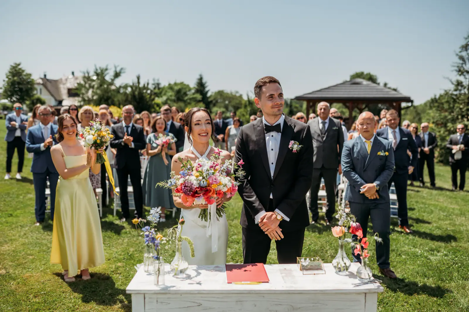 Svatební pár u obřadního stolu s květinami